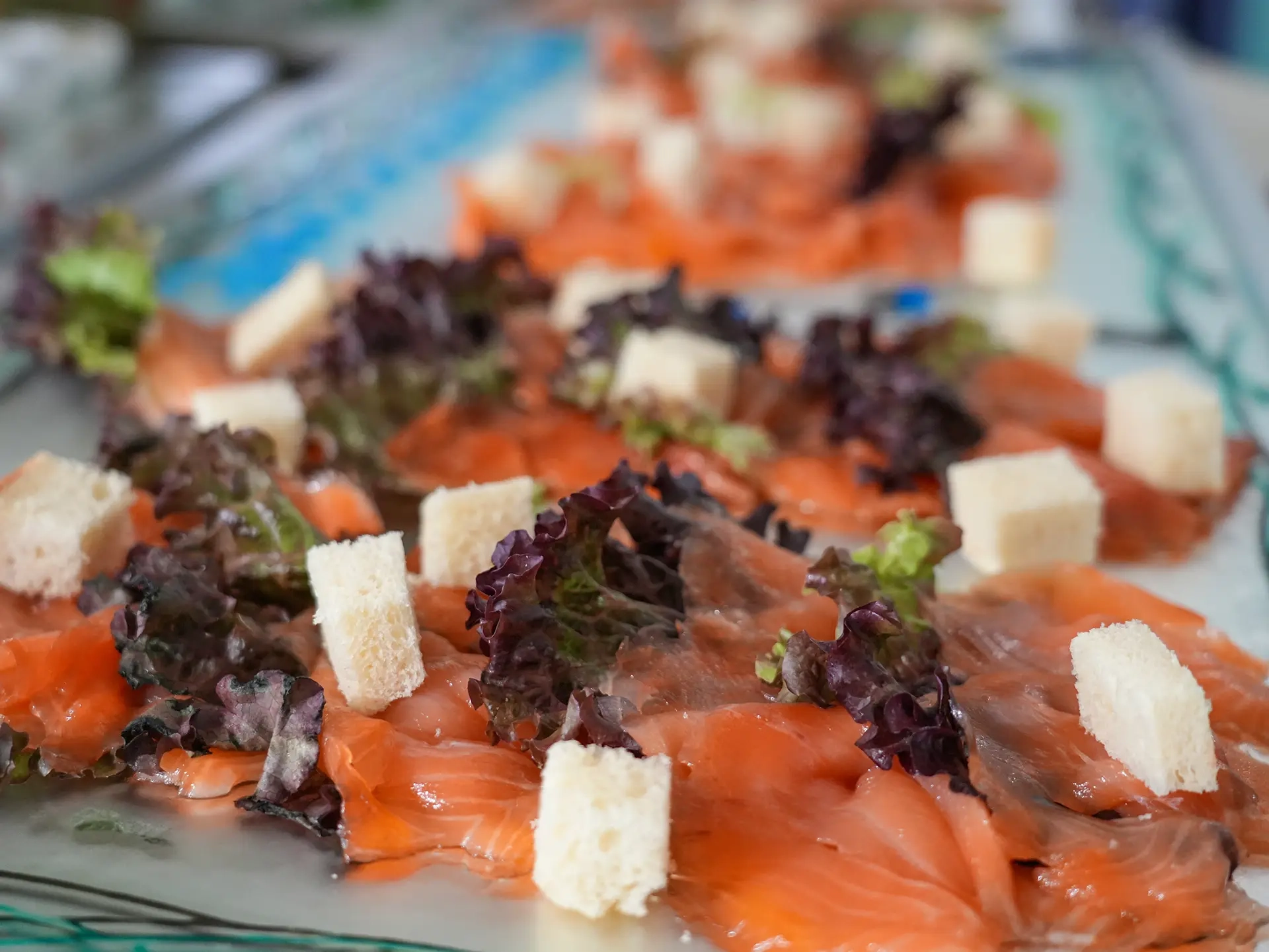 Carpaccio di salmone con crostini e insalata viola su vassoio per il buffet dell'hotel