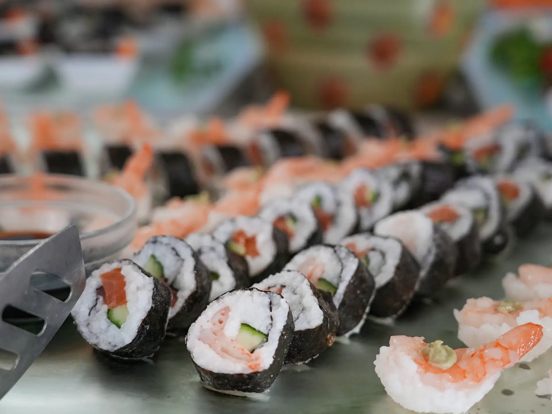 Vassoio di sushi maki e gamberi freschi al buffet dell'hotel all'Isola d'Elba