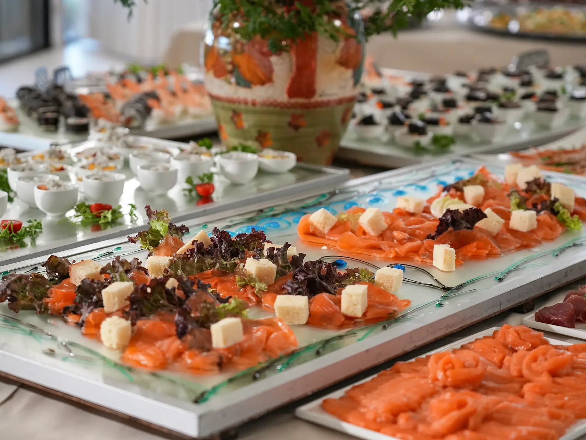 Buffet ricco di salmone affumicato, formaggi e antipasti freschi in hotel all'Isola d'Elba